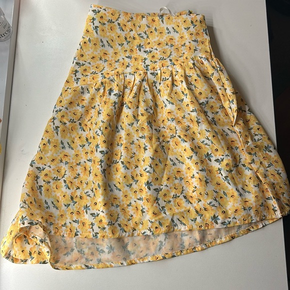 High waisted flowy yellow floral shorts - Picture 1 of 2